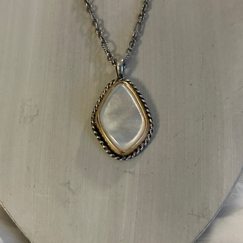 James Avery vintage Alessandra mother of Pearl Mop 14k Gold & Silver pendant - Picture 3 of 4